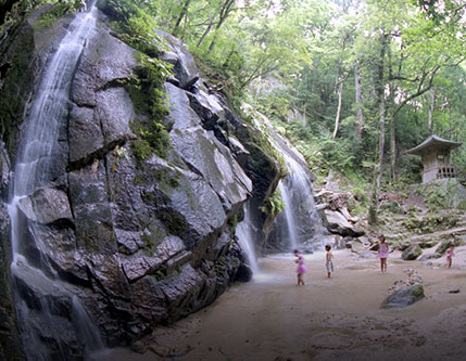 Kanabiki Waterfall